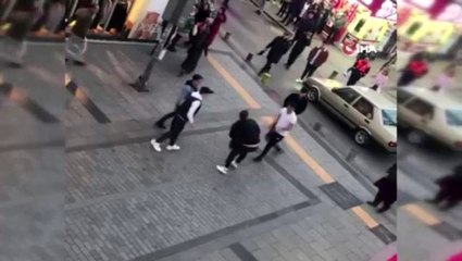 Sokak ortasında tekmeli yumruklu kavga kamerada