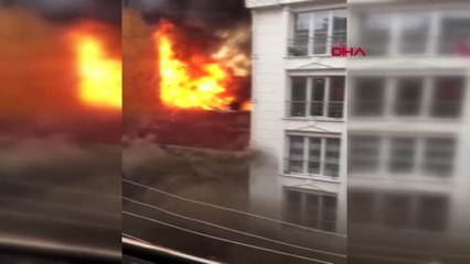 Esenyurt'ta yangında mahsur kalan çocukları ağaca tırmanıp kurtardılar