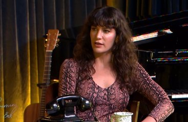 Oyuncu Berrak Tüzünataç, "Estetiğin var mı?" sorusuna göğüslerini göstererek cevap verdi