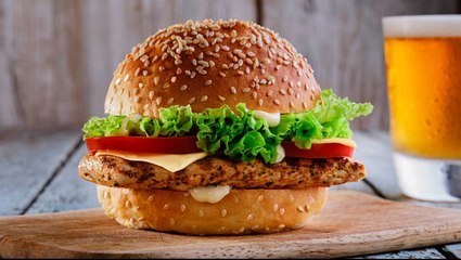 Skandal in Österreich: grüner Vizekanzler isst Burger