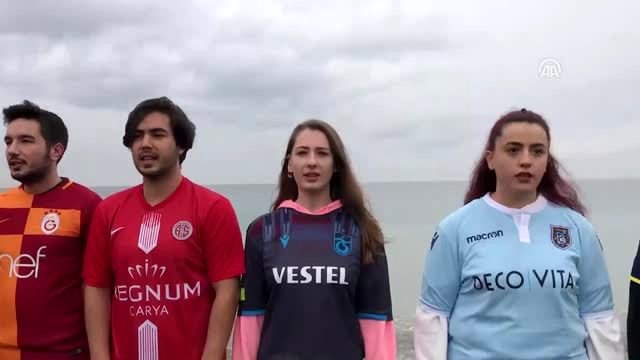 Centilmenlik ruhunu ön plana çıkarmak için 18 takım formasıyla türkü söylediler