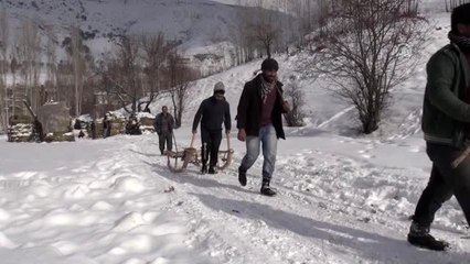 Yazın yükseklerde biriktirdikleri odunları ve otları kızaklarla taşıyorlar