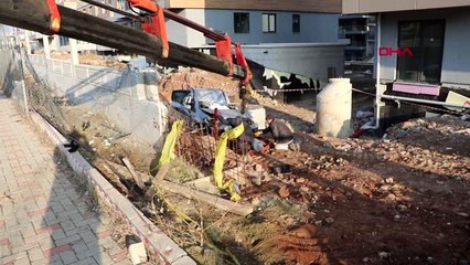 Denizli otomobil inşaatın bahçesine uçtu 1 ölü