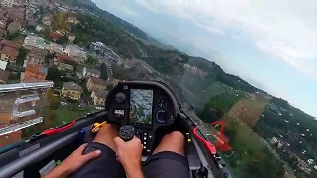 Ce pilote d’un planeur fait un atterrissage parfait sous la pluie.