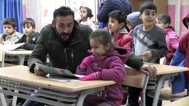 Karnelerini aldıktan sonra şehit babalarının mezarına koştular