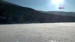 Gölcük'te buz tutan göl üzerinde tehlikeli yürüyüş