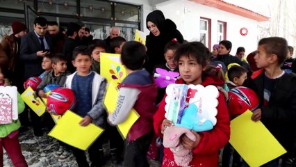 Başkale'de kar yağışı altında karne sevinci