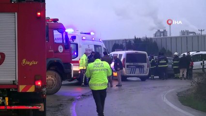 Mazot dökülen yolda 2 araç kafa kafaya çarpıştı: 3 yaralı