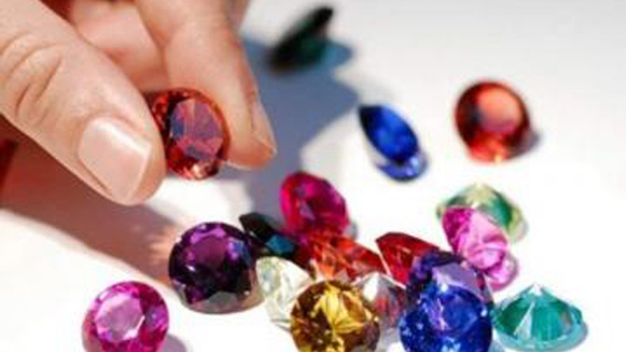 राशि के अनुसार कौन-सा रत्न पहनें जो बदलेगा आपकी किस्मत । Lucky Gem According To Zodiac । Boldsky