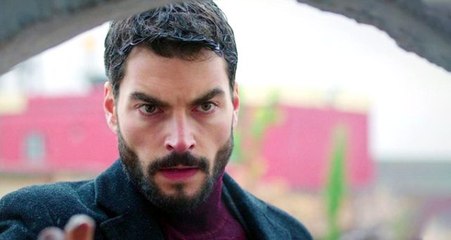 YouTube, uçakta öpüşen Akın Akınözü ve sevgilisinin videosunu platformdan kaldırdı