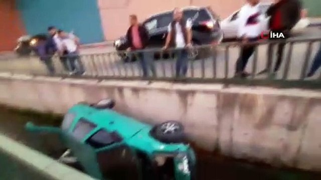 Viraja hızlı giren otomobil su kanalına böyle uçtu