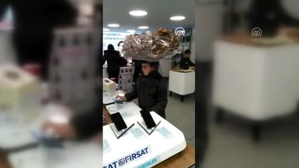 Kaymakam, başında simit tepsisiyle bayide görüntülenen çocuğa telefon hediye etti - KIRKLARELİ