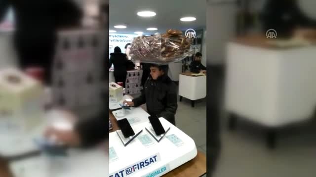 Kaymakam, başında simit tepsisiyle bayide görüntülenen çocuğa telefon hediye etti - KIRKLARELİ