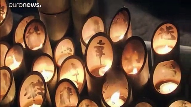 Япония почтила память жертв землетрясения 1995 года