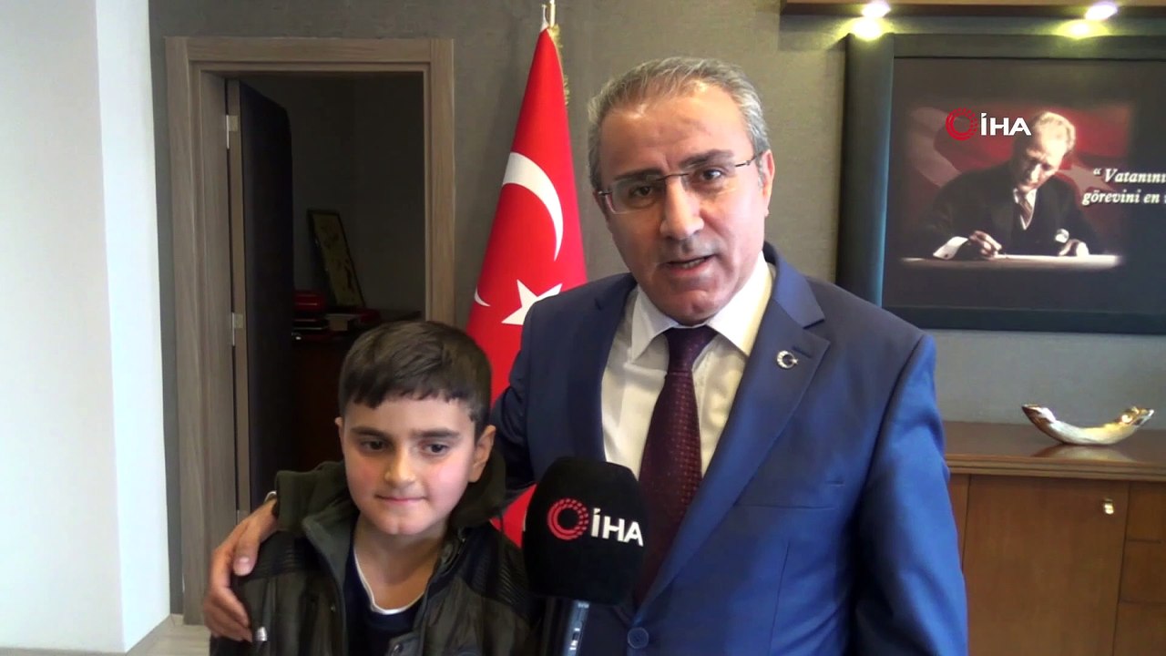 Türkiye’nin konuştuğu simitçi çocuğa kaymakam cep telefonu hediye etti