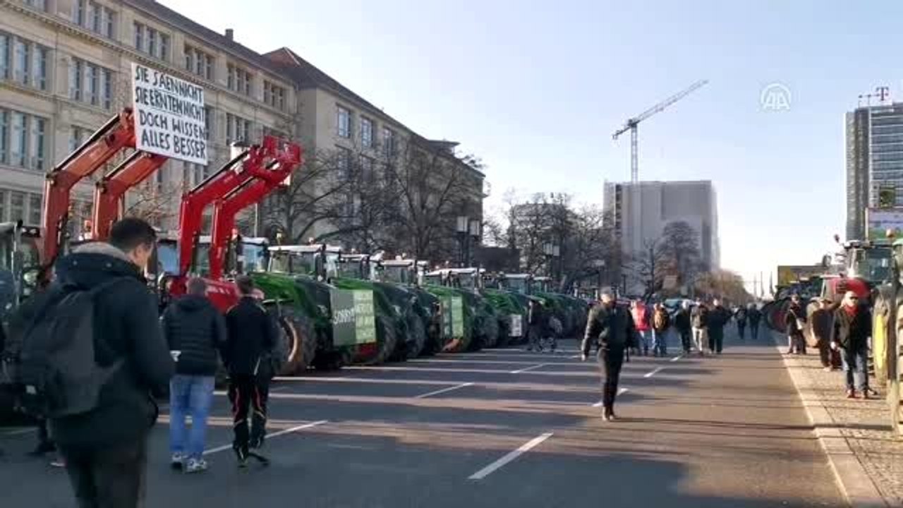 Almanya'da çiftçiler hükümetin tarım politikalarını protesto etti