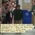 Après sa leucémie, un petit garçon retourne à l'école sous les applaudissements