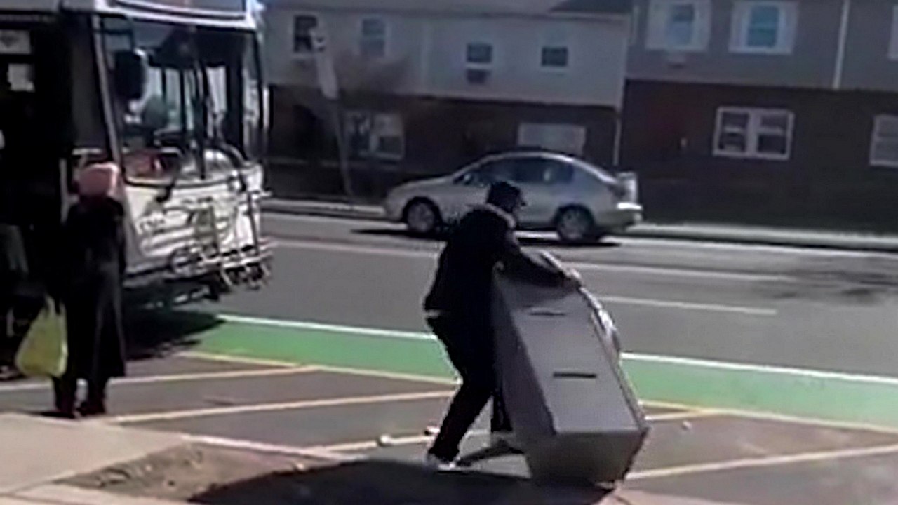 Il vole un distributeur et veut prendre le bus avec