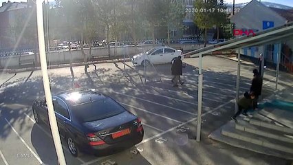 Yozgat ilkokul öğrencisi, vali'nin makam aracındaki bayrağı öptü