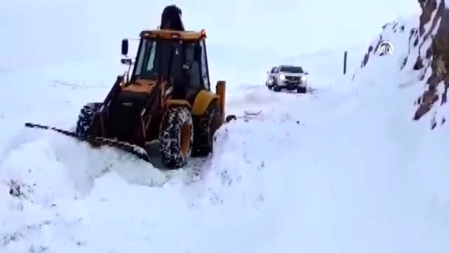 Kardan kapanan yolda mahsur kalan işçileri özel idare ekipleri kurtardı