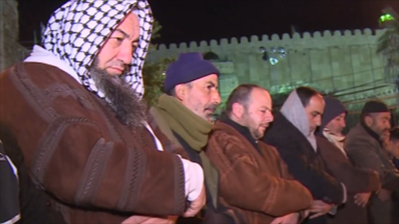 شرطة الاحتلال تقمع المصلين بالمسجد الأقصى عقب صلاة الفجر