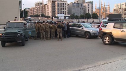 محتجون لبنانيون يغلقون الطرق للمطالبة بتشكيل حكومة مستقلين