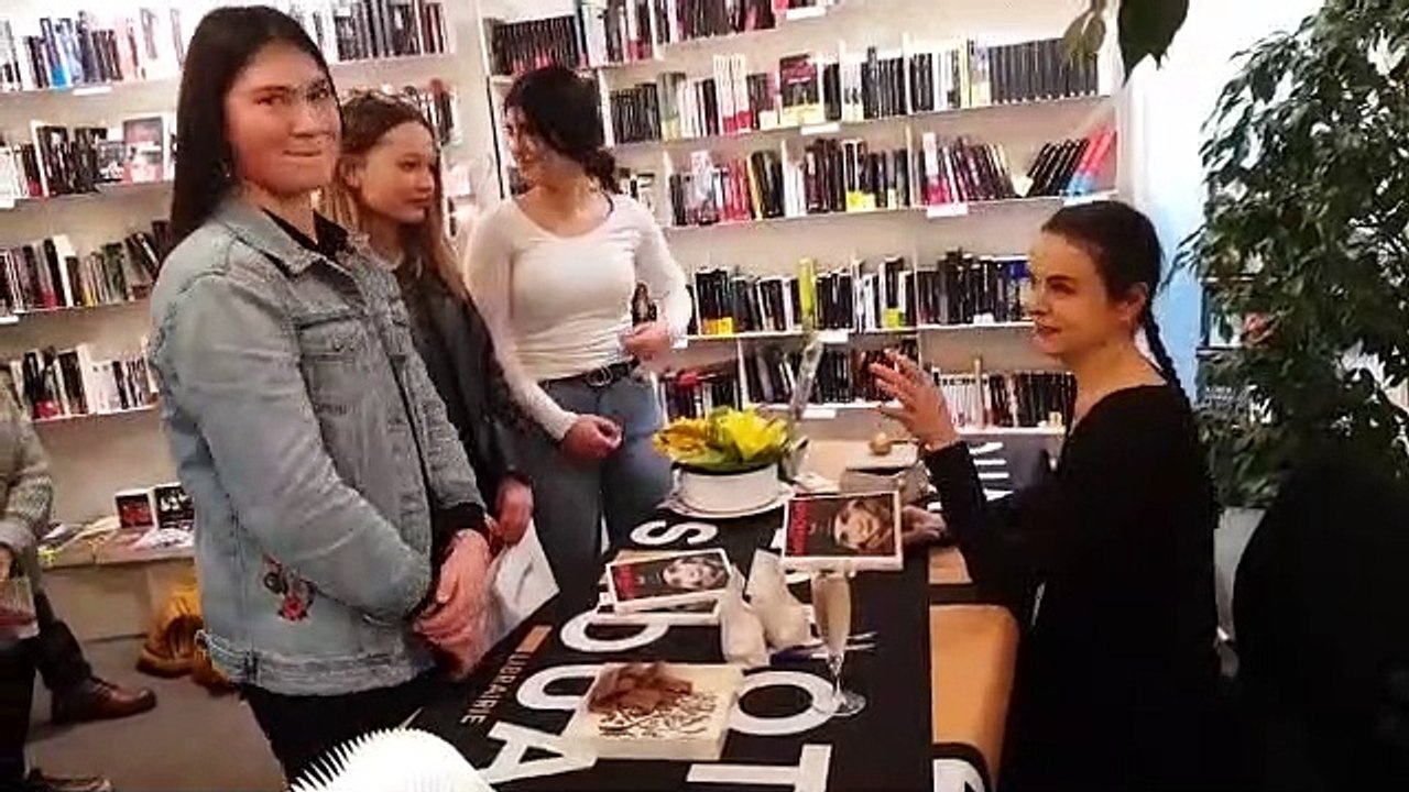 Amélie Nothomb arrivée plus tôt à la librairie