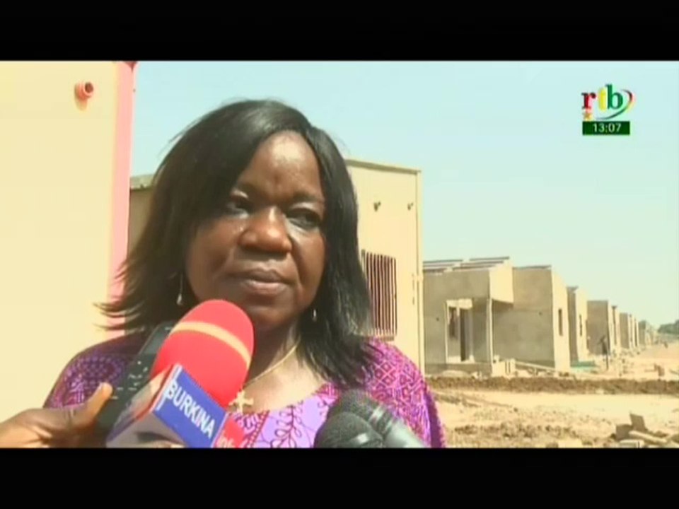 RTB/Visite du chantier de construction des logements sociaux de Koudougou par le Ministre de l’urbanisme et l’habitat, Maurice Bonanet