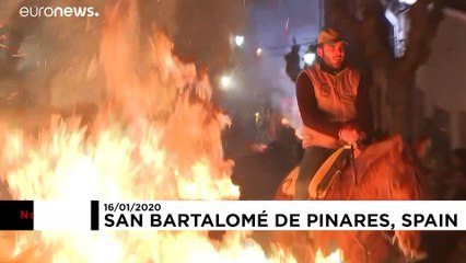 Πηδώντας με άλογα πάνω από τις φωτιές