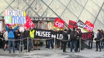 Manifestantes bloqueiam museu do Louvre