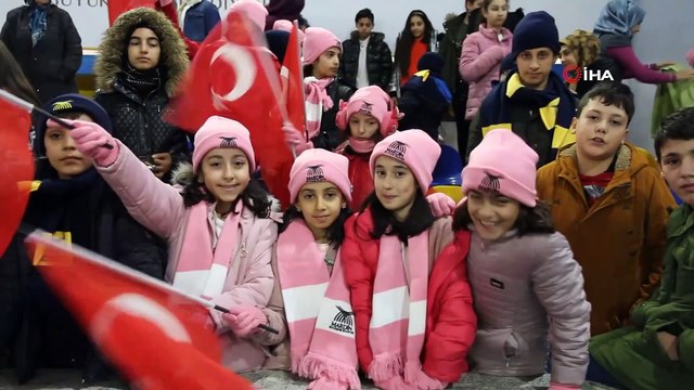 Mardin’de çocuklar için buz pisti kuruldu