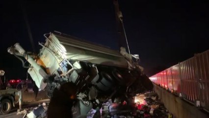 중앙고속도로서 버스-트럭 추돌...16명 경상 / YTN