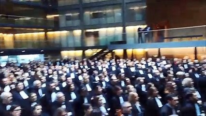 Retraites: à Caen, près 300 avocats observent une minute de silence