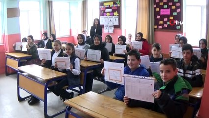 Renkli gözleriyle dikkat çeken Mehmet karnesini aldı