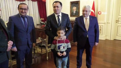 Vali Çakır ‘bayrak sevdalısı’ öğrenciyi makamında ağırladı