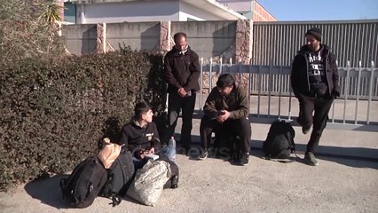 Ora News - Menduan se ishin në Serbi, 38 kurdë ndalohen në Vlorë