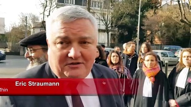 Plus de 250 avocats manifestent