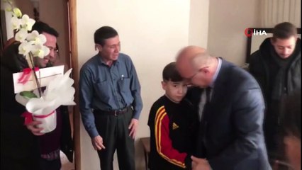 Evde eğitim gören öğrencilere karneleri de evde verildi