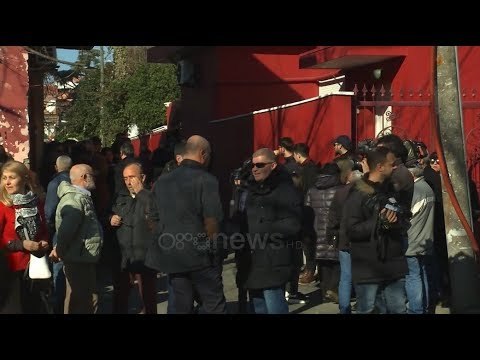 Ora News - I jepet lamtumira Xhevdet Ferrit, mes lotëve të atyre që e deshën dhe e respektuan