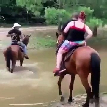 2 cavaliers trop gros et lourds... le cheval n'arrive plus à avancer !