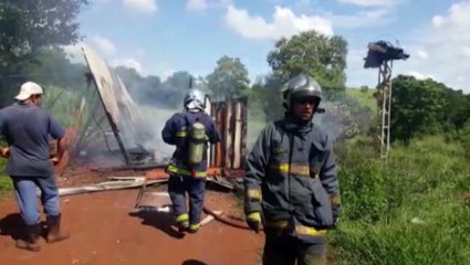 Casa é completamente destruída pelo fogo no Distrito de São Salvador