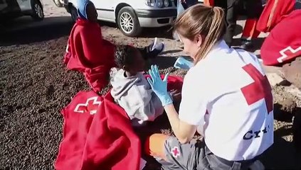 Llega una patera con 27 personas a la playa grancanaria de El Burrero