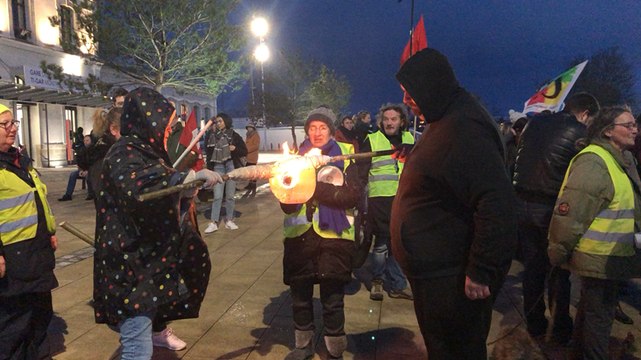Manifestation aux flambeaux contre la réforme des retraites