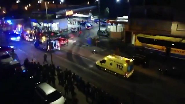 Un autobús se queda sin frenos y embiste contra una gasolinera y varios vehículos estacionados en Estella