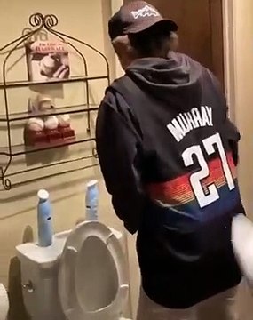 Petite blague dans la salle de bain qui tourne très mal !