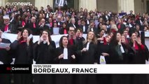 وکلای فرانسوی در اعتراض به اصلاح نظام بازنشستگی جامه سیاه خود را درآوردند