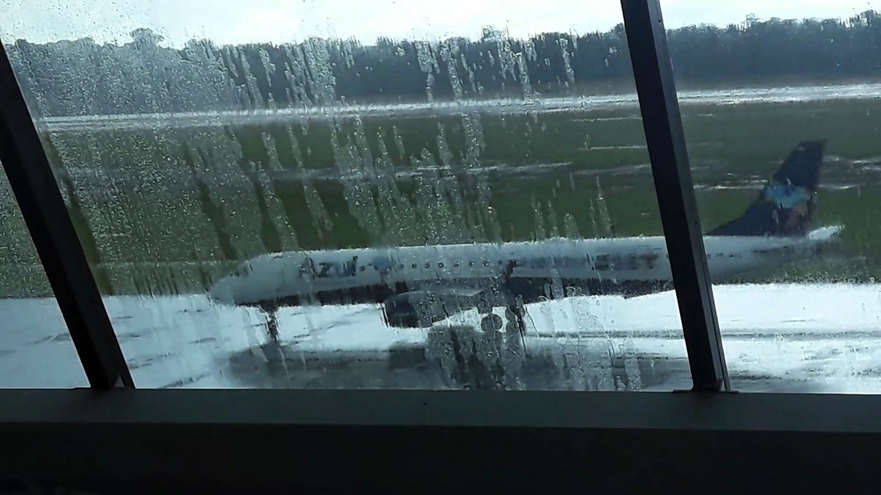 [SBEG Spotting]Embraer 195 PR-AXL taxia rumo à cabeceira da pista do Aeroporto de Manaus