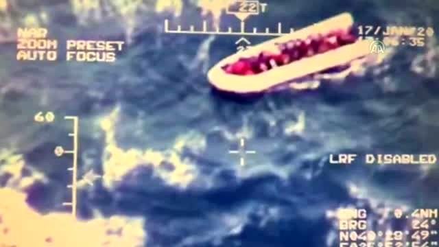 Sahil Güvenlik, 22 düzensiz göçmeni botları batmadan kurtardı