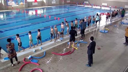 Muş kış mevsiminde öğrencilere yüzme faaliyeti