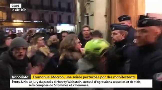 L'image de la nuit: Emmanuel et Brigitte Macron exfiltrés hier soir d'un théâtre Parisien où il se trouvaient, alors des des dizaines de manifestants tentaient de pénétrer dans les lieux